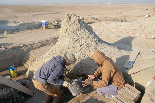 Members of a German-Iraqi archaeological expedition work on restoring the white temple of Anu in the Warka (ancient Uruk) site in Iraq’s Muthanna prvoince, on November 27, 2021 (AFP photo)