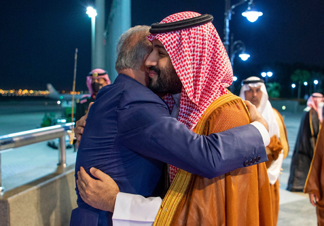 This handout photo released by the Saudi Royal Palace on Sunday, shows Saudi Crown Prince Mohammed Bin Salman receiving Iraqi Prime Minister Mustafa Al Kadhemi at the airport of the Saudi city of Jeddah (AFP photo)