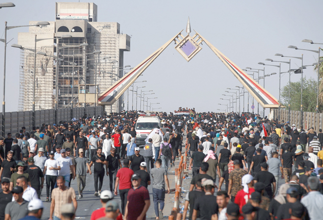 Supporters of cleric Moqtada Sadr crowd Al Jumhuriya (Republic) bridge that leads to the capital Baghdad's high-security Green Zone, on Saturday (AFP photo)