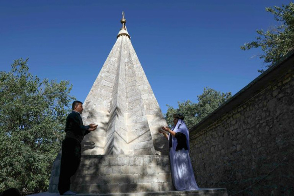 In this undated photo, Iraqi Yazidis pray at the Temple of Lalish, in a valley near the Kurdish city of Dohuk (AFP photo)