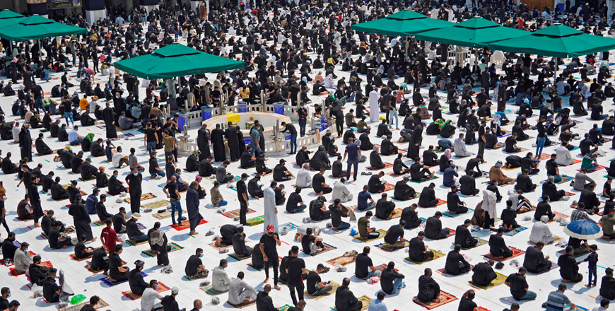 Iraqis attend Friday prayers for the first time in months since the restrictions were imposed due to the COVID-19 pandemic, at the Kufa mosque affiliated to the Sadrist movement, in the holy central city of Najaf, on Friday (AFP photo)