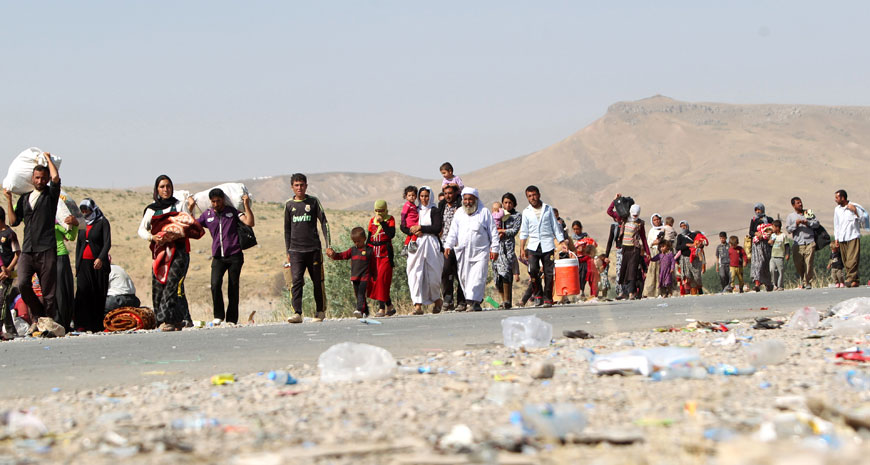 A file picture taken on August 13, 2014, shows displaced Iraqi families from the Yazidi community crossing the Iraqi-Syrian border at the Fishkhabur crossing, in northern Iraq. One year since the brutal onslaught of the Yazidi community by Daesh militants in the Sinjar area, the president of Iraq’s autonomous region of Kurdistan, Massoud Barzani, promised to avenge the attack (AFP photo)