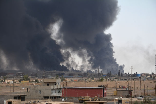 Smoke rises from clashes between Iraqi security forces and Daesh militants in the town of Qayyarah, Iraq, on Tuesday (Reuters photo)