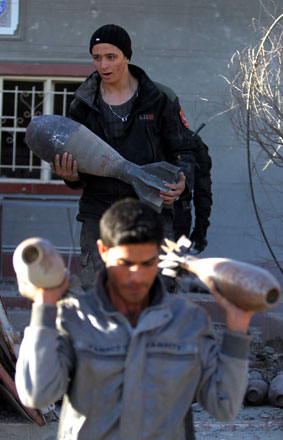 Iraqi counterterrorism forces carry mortar shells from an arms depot  that belonged to Daesh militants in Al Taamim district of Ramadi, a large city on the Euphrates 100 kilometres west of Baghdad, on Wednesday (AFP photo)