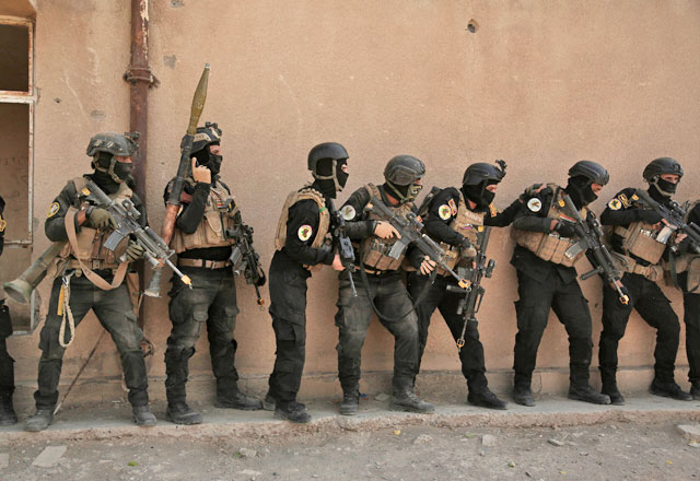 In this August 13, 2016 file photo, soldiers from the 1st Battalion of the Iraqi Special Operations Forces are stacked against a building during a training exercise to prepare for the operation to re-take Mosul from Daesh militants in Baghdad, Iraq (AP photo by Maya Alleruzzo)