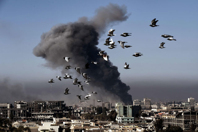 Smoke rises following an air strike in western Mosul on Monday, during an offensive by Iraqi forces to retake the western parts of the city from Daesh (AFP photo)