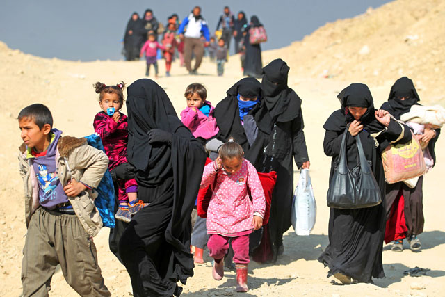 Displaced Iraqi families evacuate from the west Mosul district of Mansour as Iraqi forces battle Daesh extremists during their advance inside the city on Thursday (AFP photo)