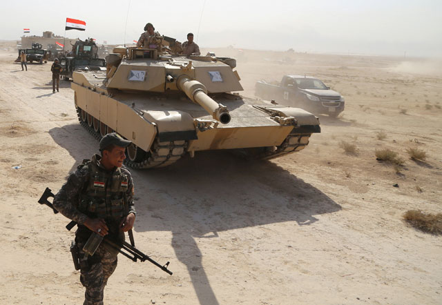 Iraqi security forces advance in Qayyarah, south of Mosul, to attack Daesh militants in Mosul, Iraq, on Tuesday (Reuters photo)
