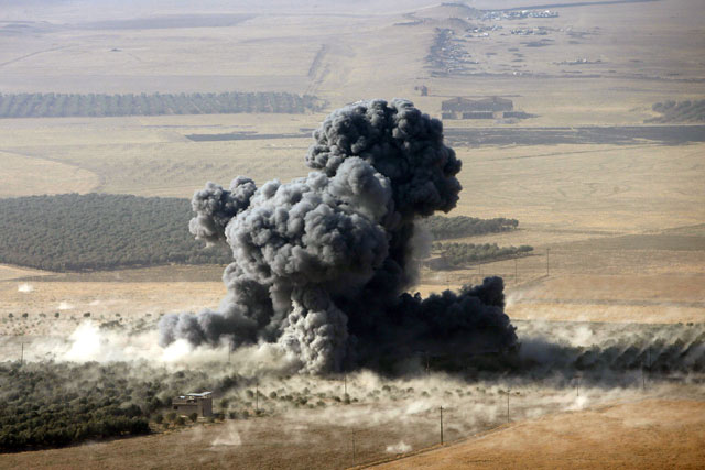 Smoke rises at Daesh militants’ positions in the town of Naweran, near Mosul, Iraq, on Sunday (Reuters photo)