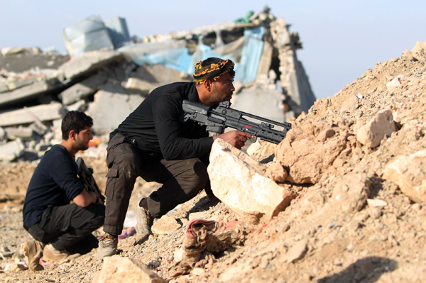Iraqi forces keep position during clashes with Daesh militants in the eastern suburbs of Ramadi, the capital of Iraq’s Anbar province, 120 kilometres west of Baghdad, on Monday (AFP photo)