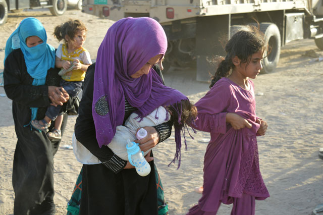 Displaced people, who fled Daesh violence, are seen in Lake Al Tharthar, northwest of Baghdad, Iraq, on Sunday (Reuters photo)