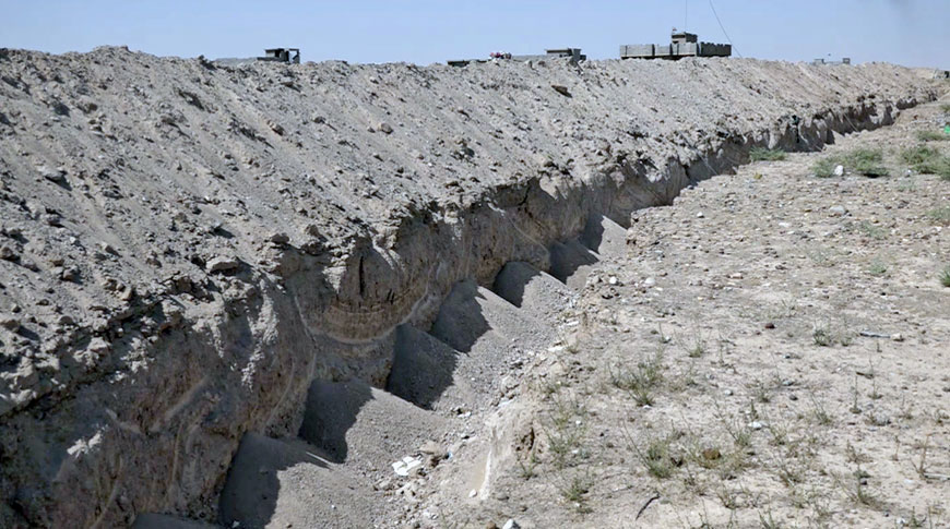 This image made from a video on Friday, shows a freshly dug trench on the outskirts of Fallujah, Iraq (AP photo via AP video)