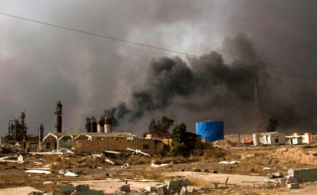 In this Sunday photo, oil wells on the edge of Qayyarah burn days after the key town was retaken from Daesh militants by Iraqi ground forces backed by US-led coalition airpower (AP photo)