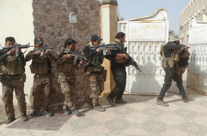 In this Tuesday photo, Iraqi security forces clear central Ramadi of Daesh militants, 115 kilometres west of Baghdad, Iraq. The Daesh terror group, which controls large parts of Syria and Iraq where it declared a ‘caliphate’ in June 2014, suffered several defeats recently in both countries, including the loss of the Iraqi city of Ramadi and parts of northern and northeastern Syria over the past months (AP photo)