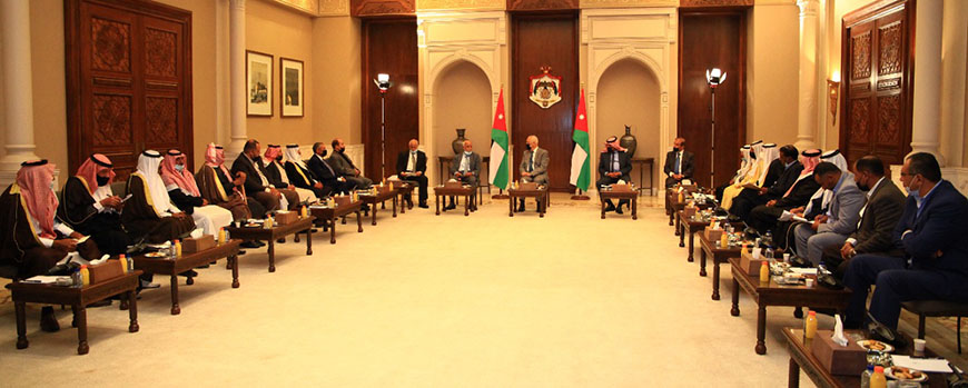 Royal Court Chief Yousef Issawi meets with a number of dignitaries of Central Badia at the Royal Hashemite Court on Saturday  (Petra photo)