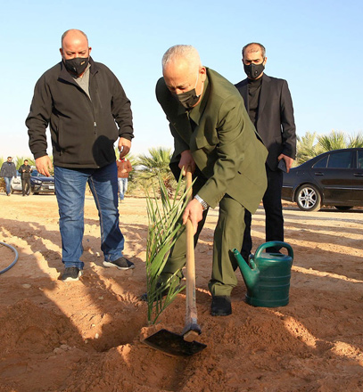 Royal Court Chief Yousef Issawi on Saturday checks on agricultural projects implemented under Royal initiatives in Karak, Balqa and Mafraq  (Petra photo)
