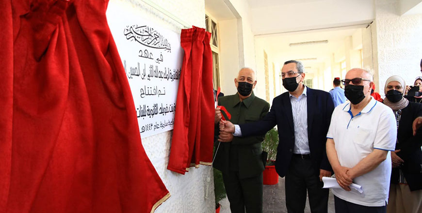 Royal Court Chief Yousef Issawi inaugurates the new building of the Khadijah Bint Khuwailed Secondary School for Girls, established under a Royal initiative, in Aqaba on Thursday (Petra photo)
