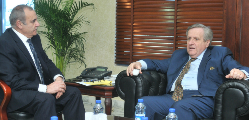 Jordan Investment Commission President Thabet Al Wir (left) discusses ties with Italian Ambassador to Jordan Giovanni Brauzzi, on Wednesday (Petra photo)