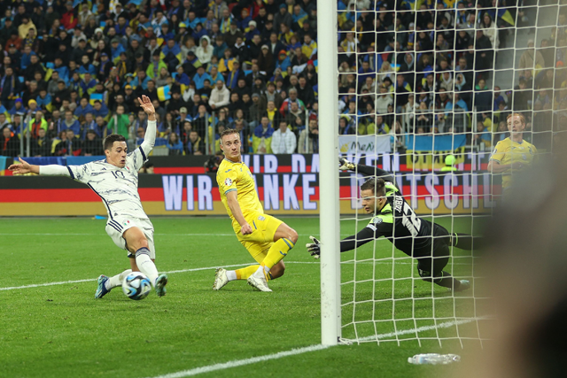 Italy’s forward #10 Giacomo Raspadori (left) fails to score past Ukraine’s goalkeeper #12 Anatolii Trubin (right) during the UEFA EURO 2024 Group C qualifying football match between Ukraine and Italy at the BayArena Stadium in Leverkusen, western Germany, on Monday (AFP photo)  