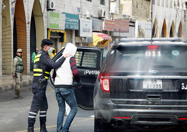 Police personnel at patrols and checkpoints across the Kingdom arrested 693 people who violated the curfew order on Sunday, according to the Public Security Department (Petra photo)