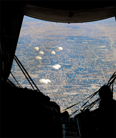The Jordanian Armed Forces–Arab Army carries out on Thursday an airdrop into the south of the war-torn Gaza Strip (Petra photo)