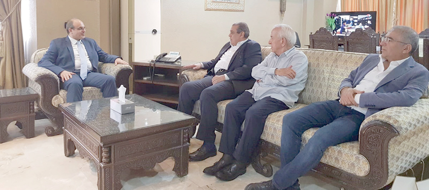 President of the Jordan Chamber of Commerce Nael Kabariti meets with Syrian Minister of Economy and Foreign Trade Mohammad Samer Al Khalil on Sunday (Petra photo)