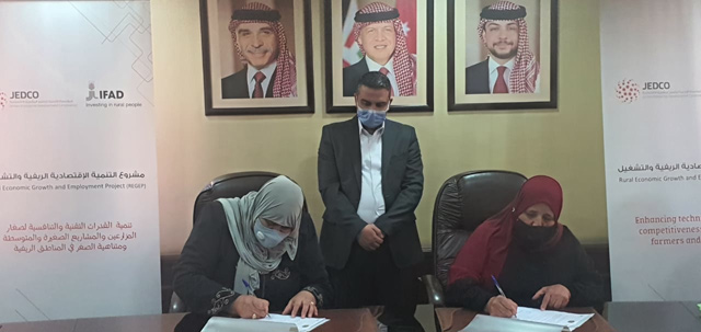 JEDCO CEO Bashar Zu’bi presides over a signing ceremony of 13 linkage agreements between farmers, exporters and hypermarket owners (Photo courtesy of JEDCO)
