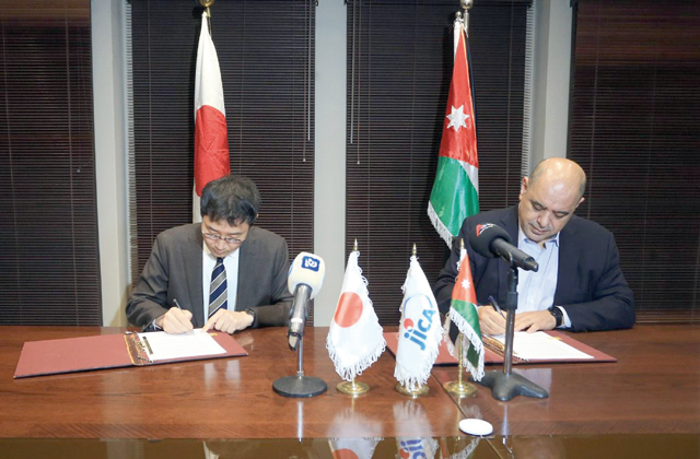 Minister of Digital Economy and Entrepreneurship Ahmed Hanandeh and JICA Director of Junji Wakui sign a Record of Discussions for the Project for Promoting the Artificial Intelligence Ecosystem (Petra photo)