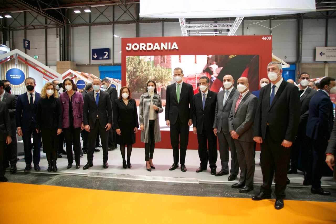 King Felipe VI and Queen Letizia pose for a group photo during their visit to the Jordanian pavilion at the 2022 Fitur International Tourism Fair in Spain on Wednesday (Petra photo)
