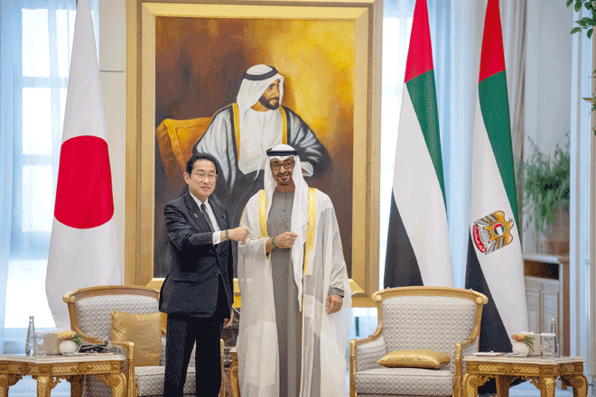 UAE President Sheikh Mohamed Bin Zayed Al Nahyan and Japan's Prime Minister Fumio Kishida posing for a photo with COP28 UN Climate Change Conference wrist bands during an official reception at Qasr Al Watan in Abu Dhabi on Monday (AFP photo / UAE'S Ministry of Presidential Affairs)