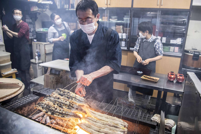 Chef Tsuyoshi Hachisuka grills eel at his restaurant in Hamamatsu, Shizuoka prefecture, in April (AFP photo)