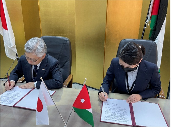 Japanese ambassador to Jordan Shimazaki Kaoru and WVJ project manager Matsuzaki Sayo sign the education grant contract on Tuesday  (Photo courtesy of Japan Embassy)