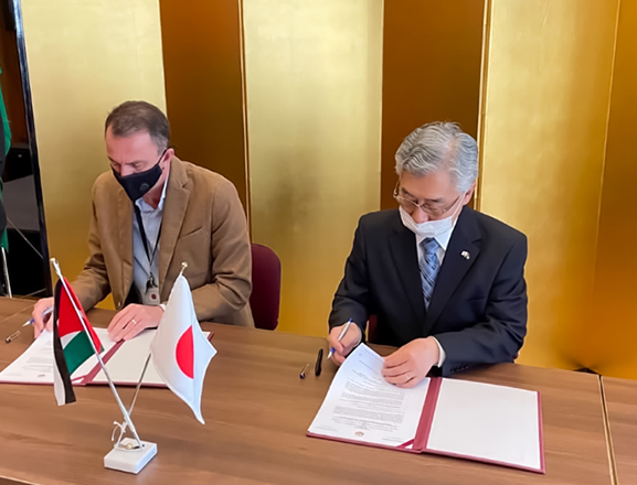 Ambassador of Japan to Jordan Shimazaki Kaoru and Director General of DAA Samer Balkar sign a grant contract for refrigerated trucks on Wednesday (Photo courtesy of Japanese Embassy) 