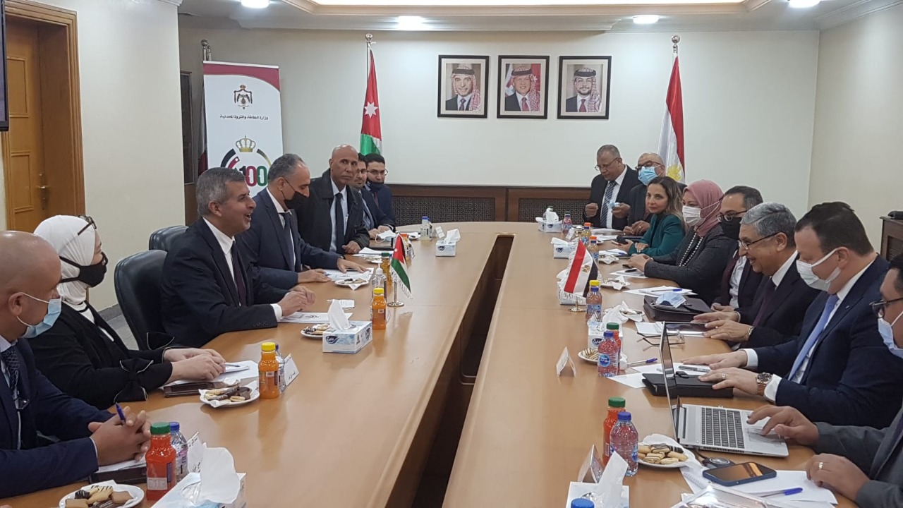 Energy Minister Saleh Kharabsheh and Egyptian Minister of Electricity and Renewable Energy Mohamed Markabi hold a meeting in Amman on Sunday (Petra photo)