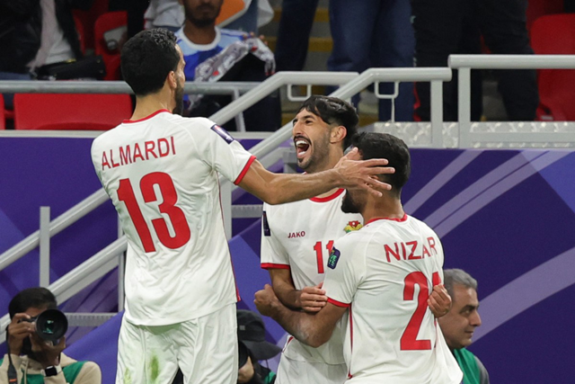 Yazan Al Naimat celebrates with teammates after scoring a goal during the Qatar 2023 AFC Asian Cup semifinal football match between Jordan and South Korea (AFP photo)