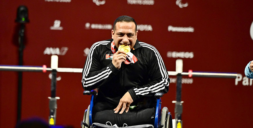 Jordan’s Omar Qarada celebrates winning gold in powerlifting at the Tokyo 2020 Paralympic Games in Tokyo on Thursday (Photo courtesy of paralympic.org)
