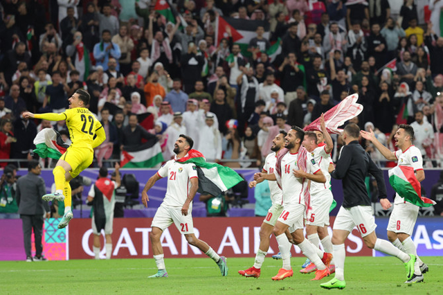Jordan’s players celebrate after defeating South Korea at the end of the Qatar 2023 AFC Asian Cup semi-final football match between Jordan and South Kore (AFP photo)