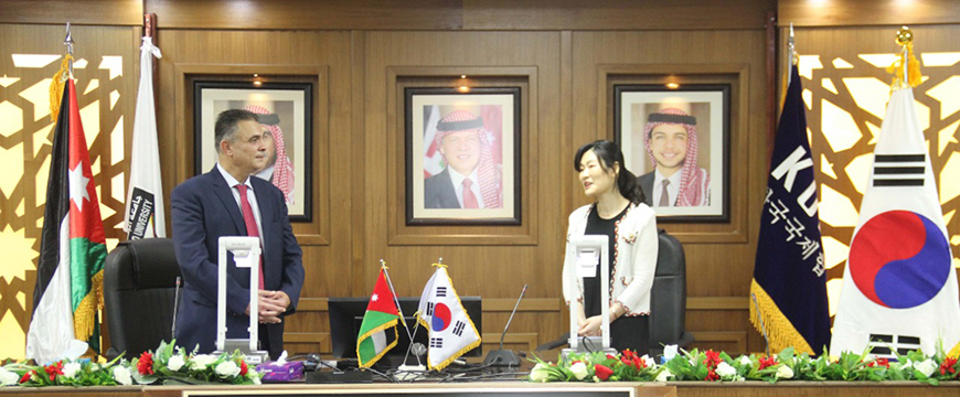 KOICA Jordan Country Director Kim Hyo-jin and President of Balqa Applied University Abdallah Al Zoubi during the signing of the Record of Discussion on Monday to commence the implementation of the project ‘Developing Technical Education Programmes at Al Balqa Applied University in Al Karak and Irbid’ (Photo courtesy of KOICA)