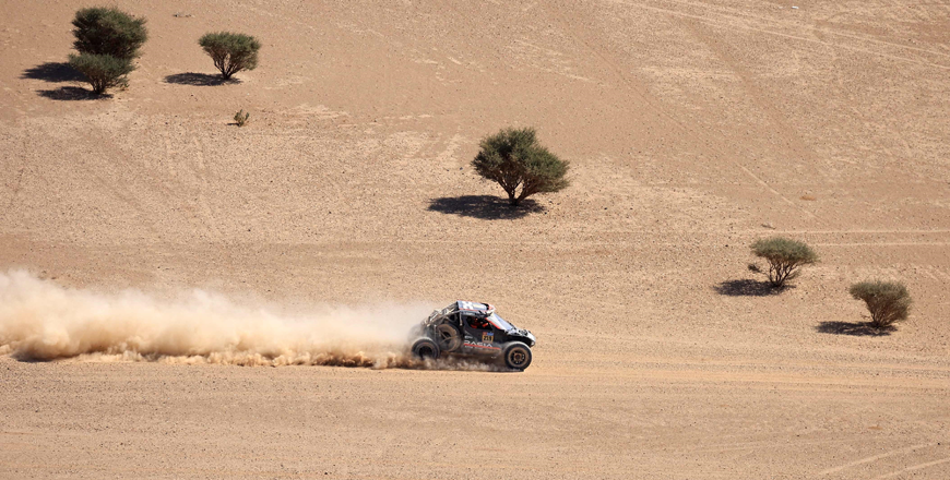 French driver Sebastien Loeb runs his Dacia Sandrider after crashing during stage 3 of the 47th Dakar Rally between Bisha and Al Henakiyah, on Tuesday (AFP photo)