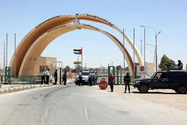The Karamah crossing, on the borders of Iraq and Jordan, can be seen in this undated photo. Energy and Mineral Resources Minister Saleh Kharabsheh announced the Iraqi cabinet's approval of the project to install a pipeline to transfer Iraqi crude oil from Basra to the Aqaba port on Monday (AFP photo)