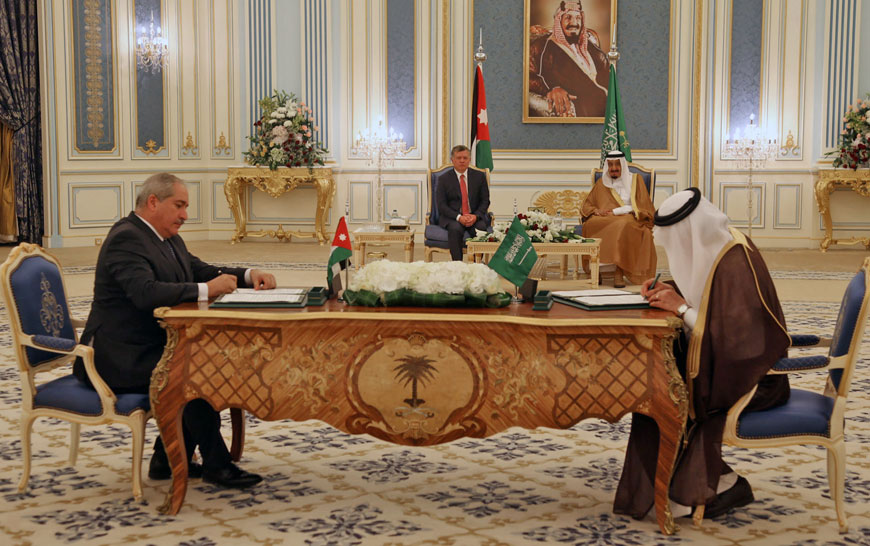 His Majesty King Abdullah and Saudi King Salman Bin Abdulaziz witness the signing of minutes to establish a Saudi-Jordanian coordination council in Riyadh on Wednesday (Photo courtesy of Royal Court)