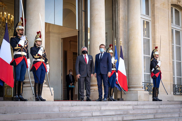 His Majesty King Abdullah and French President Emmanuel Macron pose for a photo at the Élysée Palace on Tuesday (Photo courtesy of Royal Court)