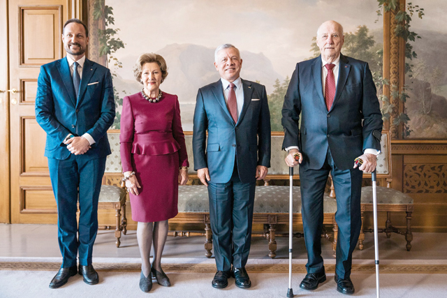 His Majesty King Abdullah with King Harald V of Norway, Queen Sonja and Crown Prince Haakon at the Royal Palace in Oslo on Monday (Photo courtesy of Royal Court)