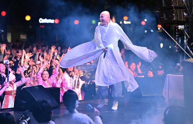 This photo taken on Sunday shows South Korean comedian Youn Sung-ho known as ‘NewJeansNim’ wearing monk’s robes performing during an electronic dance music party event for the annual lotus lantern festival to celebrate the upcoming Buddha’s birthday in Seoul (AFP photo)