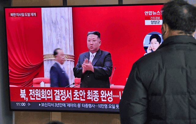 A man watches a television screen showing a news broadcast with file footage of North Korean leader Kim Jong -un, at a railway station in Seoul on Saturday (AFP photo)