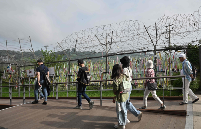 Visitors walk past a military fence at Imjingak peace park in the border city of Paju, on Wednesday (AFP photo)