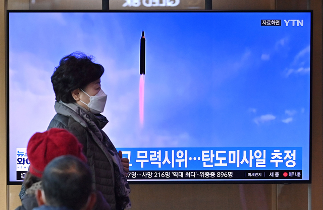 People watch a television screen showing a news broadcast with file footage of a North Korean missile test, at a railway station in Seoul, on Saturday (AFP photo)