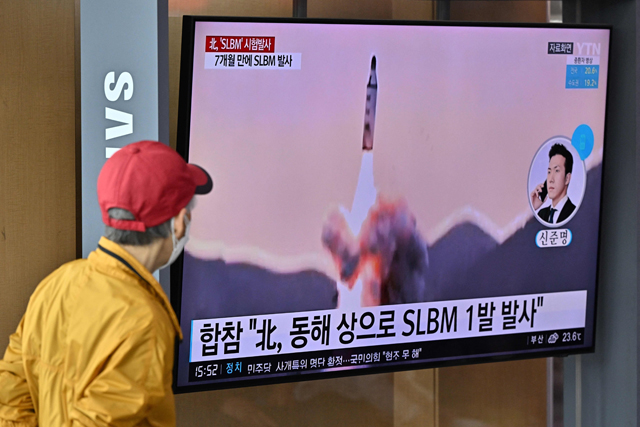 This man  watches a television screen showing a news broadcast with file footage of a North Korean missile test, at a railway station in Seoul, on Saturday (AFP photo)