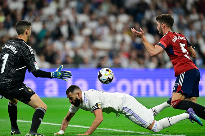 Osasuna's Spanish defender David Garcia (right) reacts after fouling Real Madrid's French forward Karim Benzema (centre) during the Spanish League football match between Real Madrid CF and CA Osasuna at the Santiago Bernabeu Stadium in Madrid on Sunday (AFP photo)