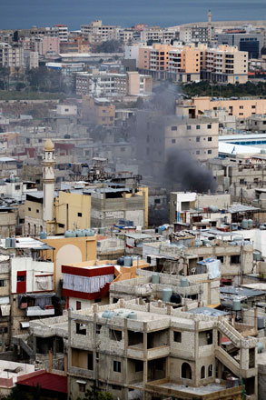 Smoke rises during the clashes between Fateh members and some Palestinian Islamist groups at Ain Al Hilweh refugee camp in Lebanon’s southern port city of Sidon on Monday (Anadolu Agency photo)